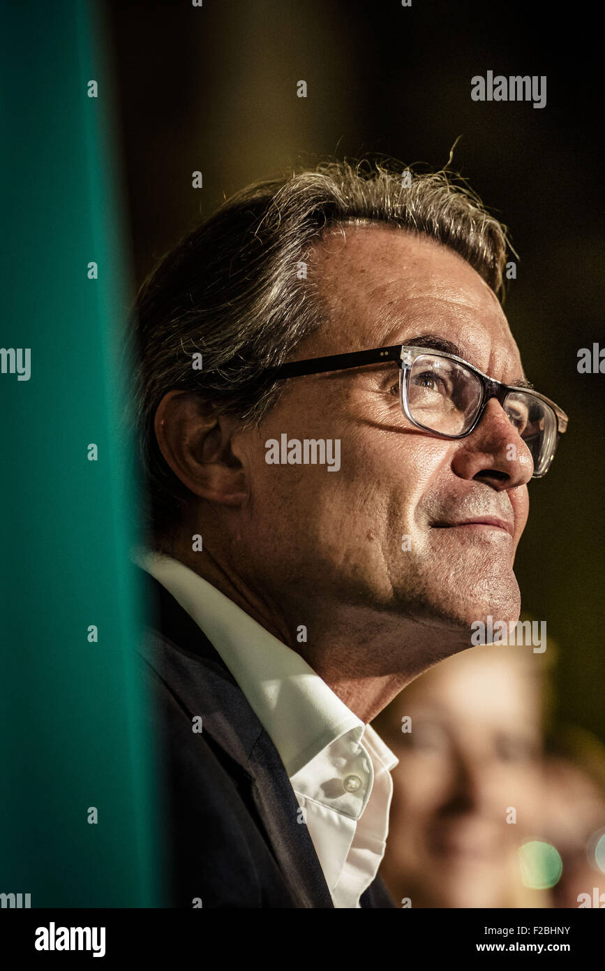 Vilanova De La Geltru, Catalonia, Spain. 15th Sep, 2015. ARTUR MAS, president of the Catalan government and number 4 of the pro-independence cross-party electoral list 'Junts pel Si' (Together for the yes) is hidden behind the platforms logo at a meeting of the 2015 Catalan election campaign in Vilanova de la Geltru. Credit:  Matthias Oesterle/ZUMA Wire/Alamy Live News Stock Photo