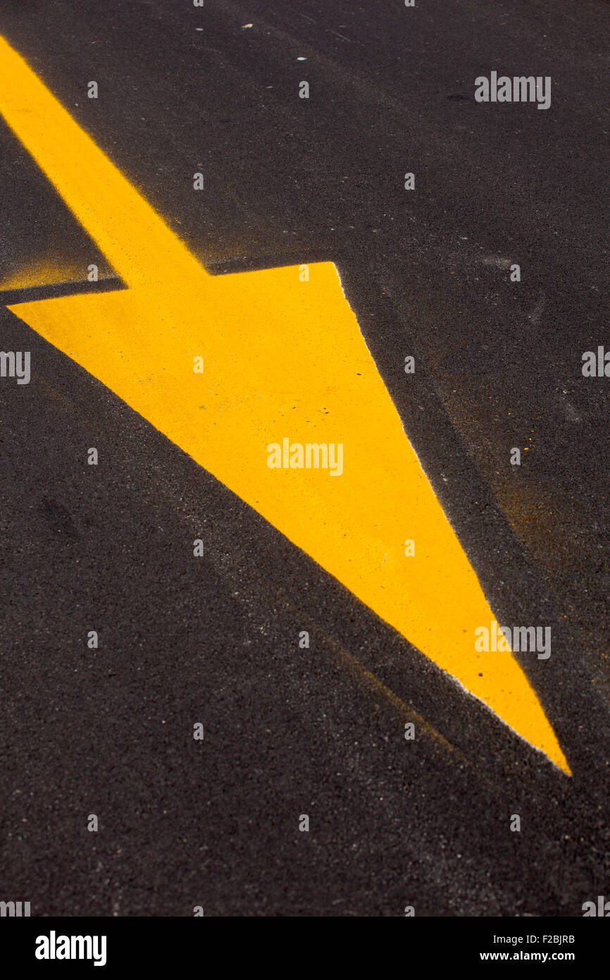 Yellow arrow on new asphalt Stock Photo - Alamy