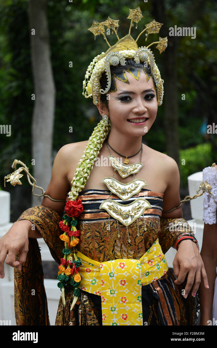 An Indonesian woman dressed in traditional dress Stock Photo - Alamy