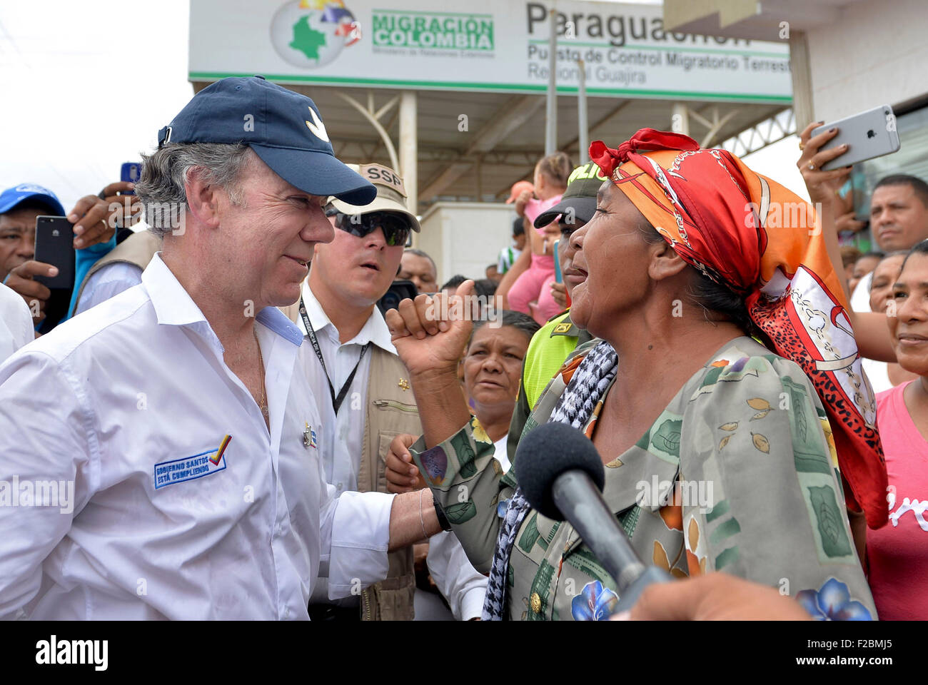 La Guajira. 15th Sep, 2015. Image provided by Colombia's Presidency shows Colombian President Juan Manuel Santos (L) interacting with residents of Paraguachon Town in La Guajira Department Sept. 15, 2015. Juan Manuel Santos on Tuesday visited the Paraguachon community on the border with Venezuela to meet with people affected by the close of the border crossings. He also met with local officials to define new actions of humanitarian aid and measures to alleviate the regional economic situation. Credit:  Colombia's Presidency/Xinhua/Alamy Live News Stock Photo