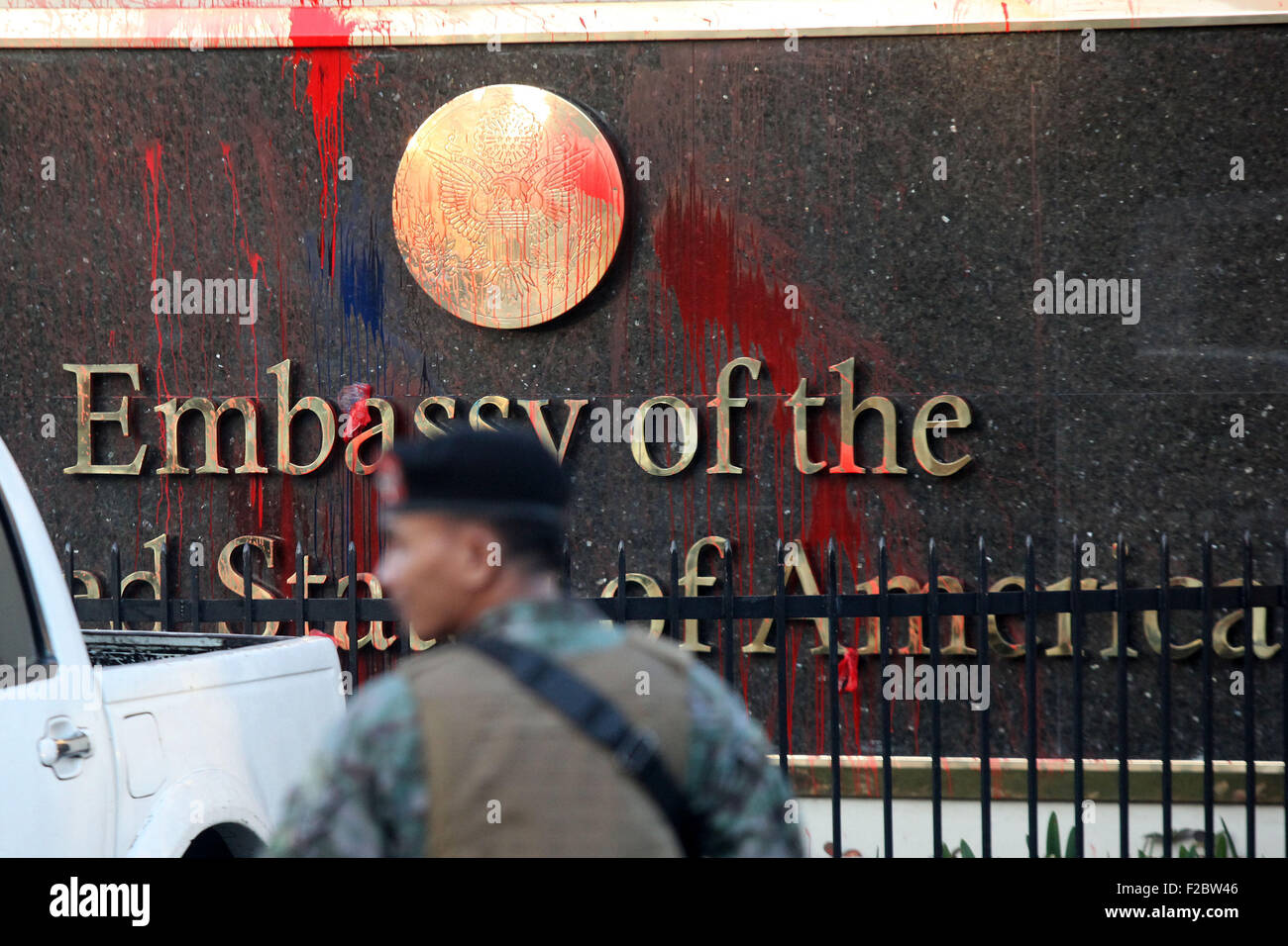 Manila, Philippines. 16th Sep, 2015. A policeman stands guard in front of the defaced U.S. Embassy seal after a lightning protest rally in Manila, the Philippines, Sept. 16, 2015. A protest was held here on Wednesday to call for an end to the Enhanced Defense Cooperation Agreement (EDCA) between the Philippines and the U.S. Credit:  Rouelle Umali/Xinhua/Alamy Live News Stock Photo