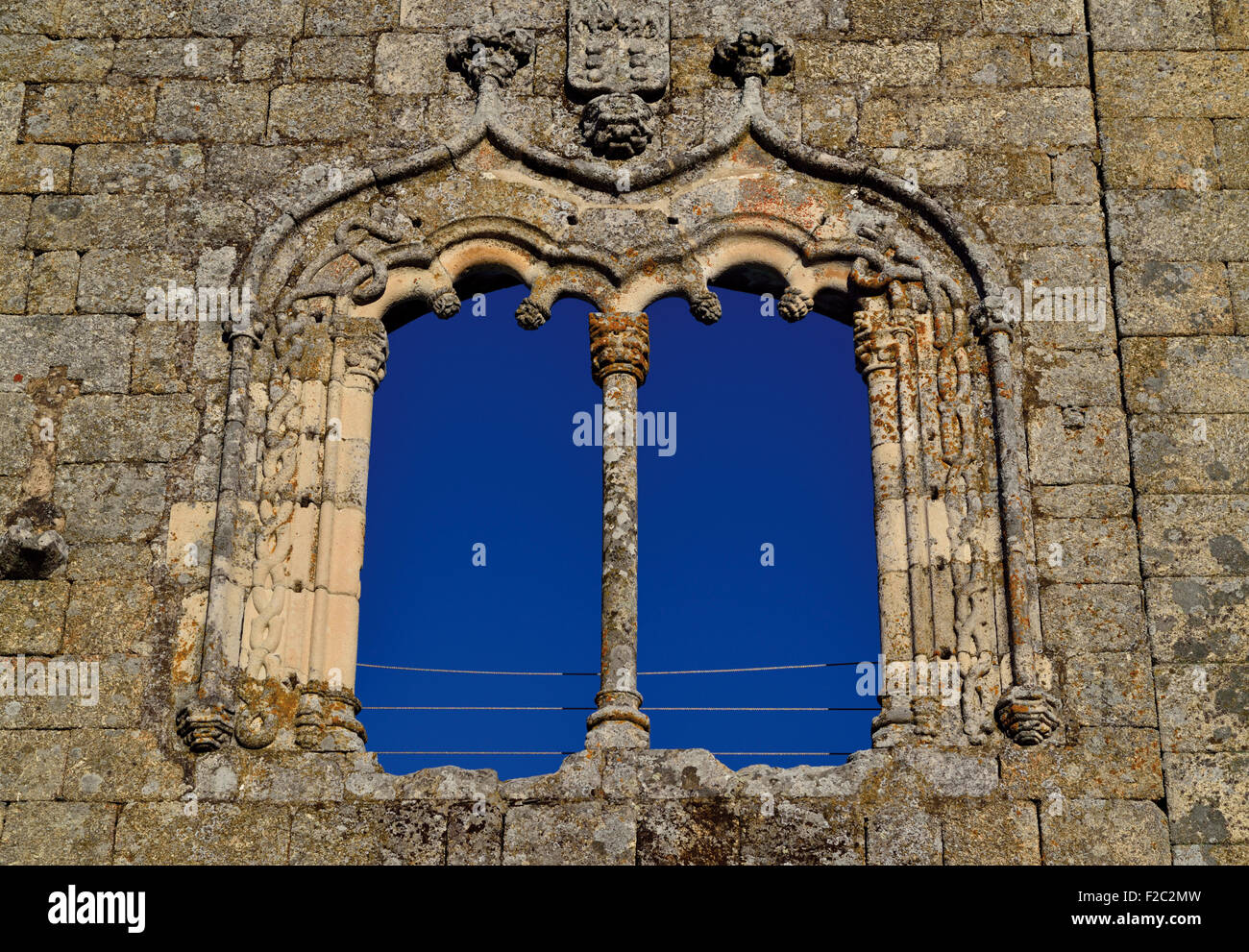 Portugal, Belmonte: Manueline window of the medieval castle ruin Stock Photo