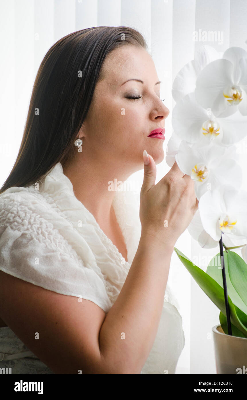 Girl in white dress hi-res stock photography and images - Alamy