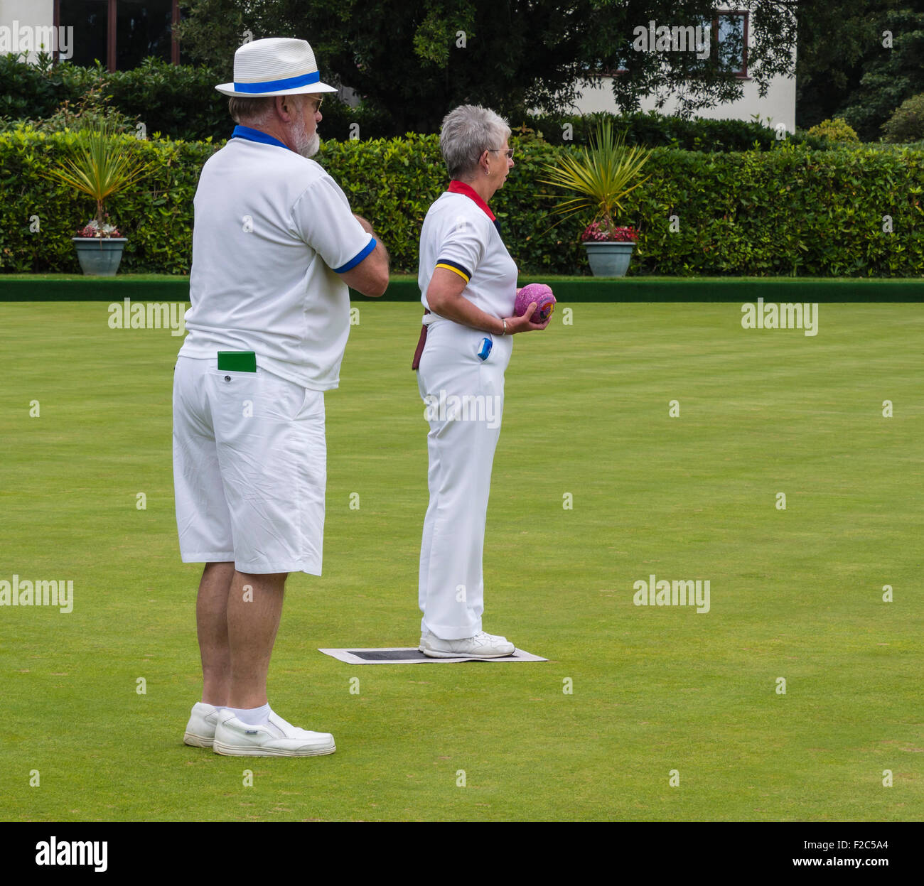 People playing Bowls at the Argyll Bowling Club, Westbourne, Bournemouth, Dorset, England, UK Stock Photo