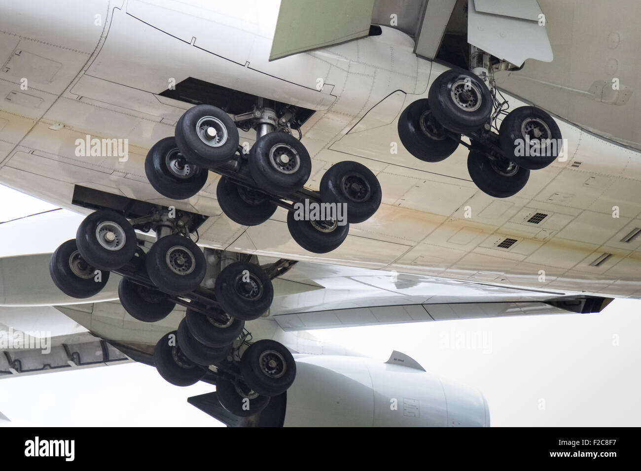 The landing gear of a Singapore Airlines Airbus A380, capable of carrying the 560 tonnes maximum take-off weight of the aircraft Stock Photo