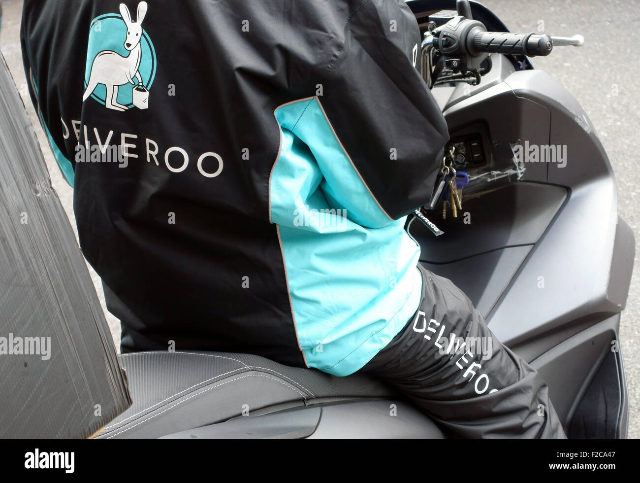 Deliveroo restaurant food delivery moped and driver, London Stock Photo