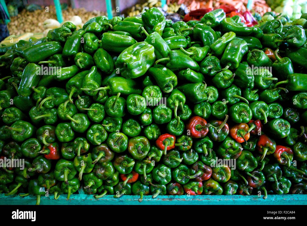 Green peppers in a heap on a market stall Stock Photo - Alamy