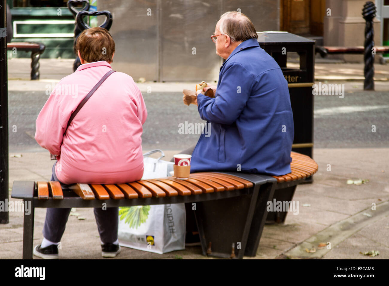 Dundee, Tayside, Scotland, UK, 16th September 2015. Weather: Indian summer sweeping across Dundee. People relaxing in the city centre and outside pubs enjoying the warm early Autumn weather in Dundee with Temperatures reaching 17°C. © Dundee Photographics / Alamy Live News. Stock Photo