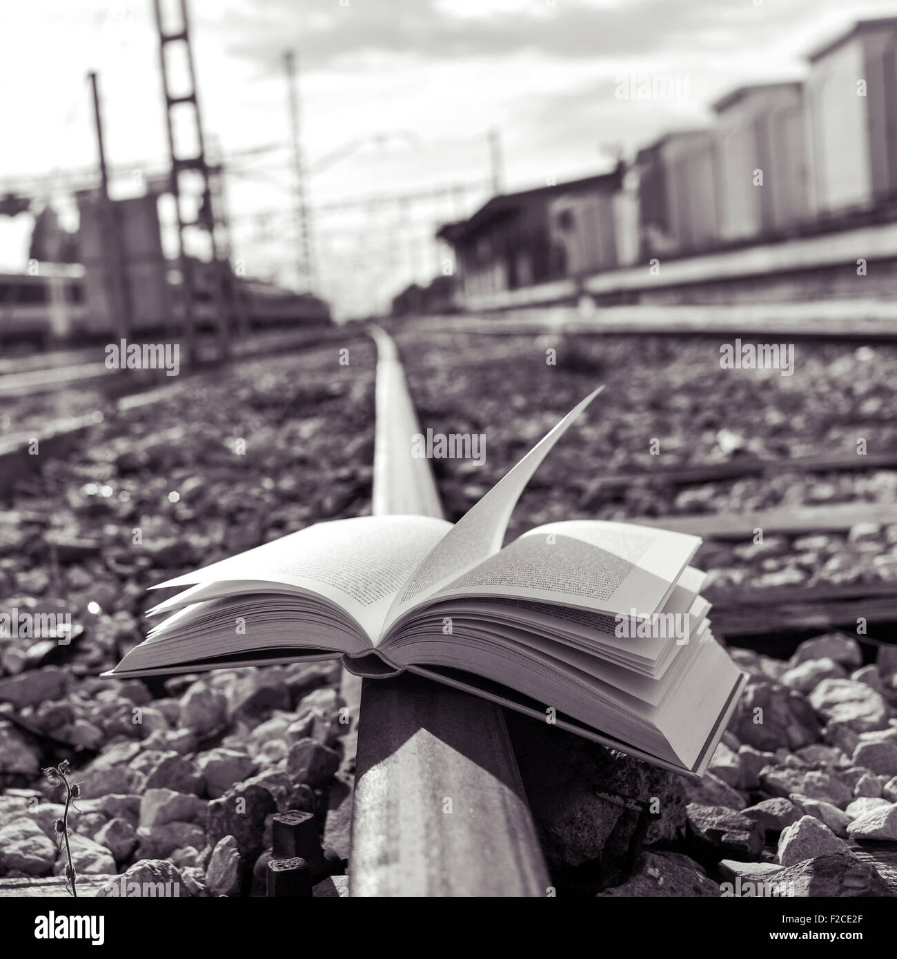Black and white railroad tracks hi-res stock photography and images - Alamy