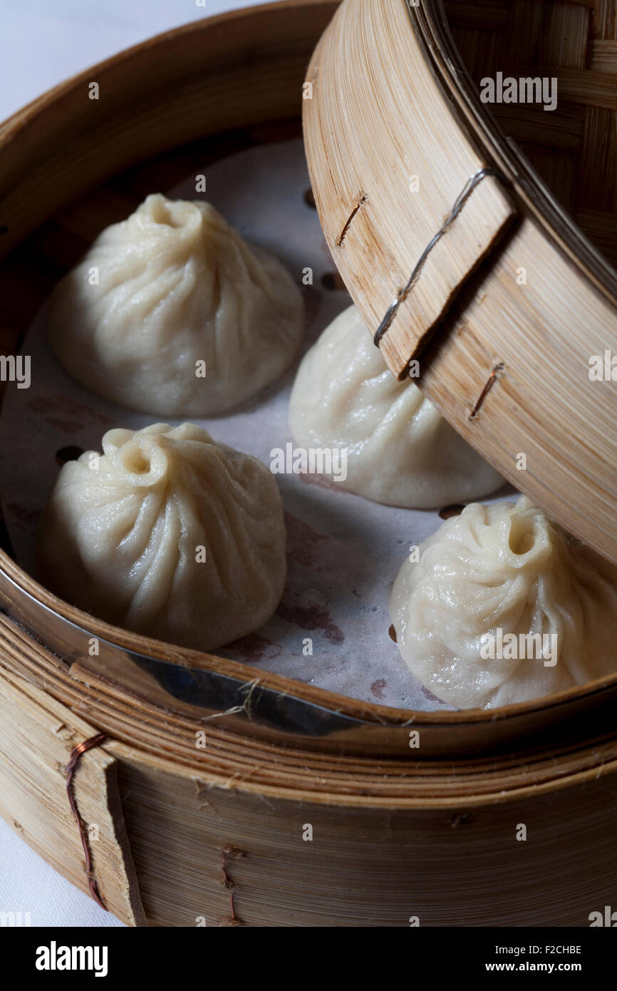4 Shanghai dumplings in bamboo steamer Stock Photo Alamy