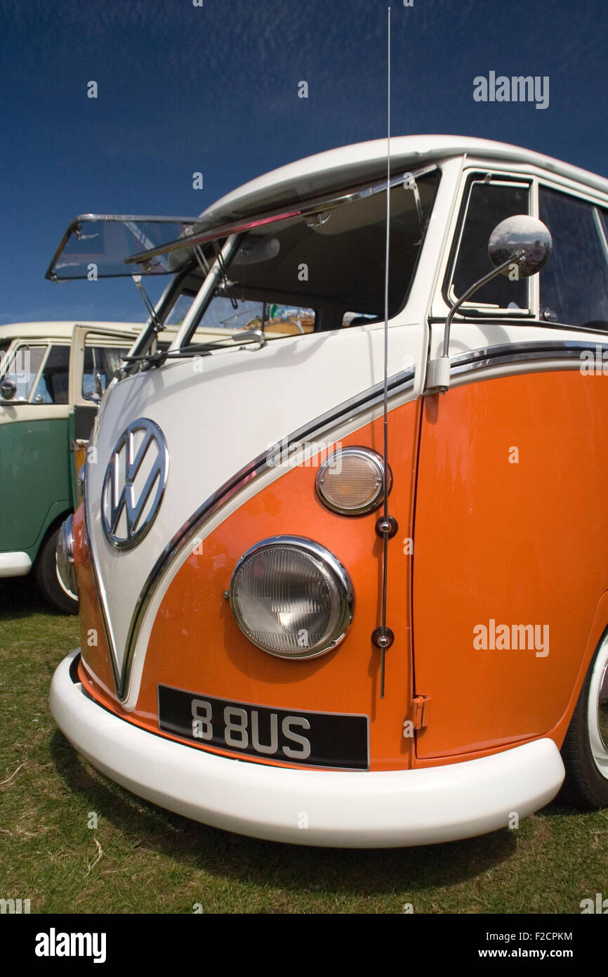 Photo 1 - Volkswagen Combi camping car Retro RV Vintage - Un Volkswagen Combi camping-car à moteur Subaru
