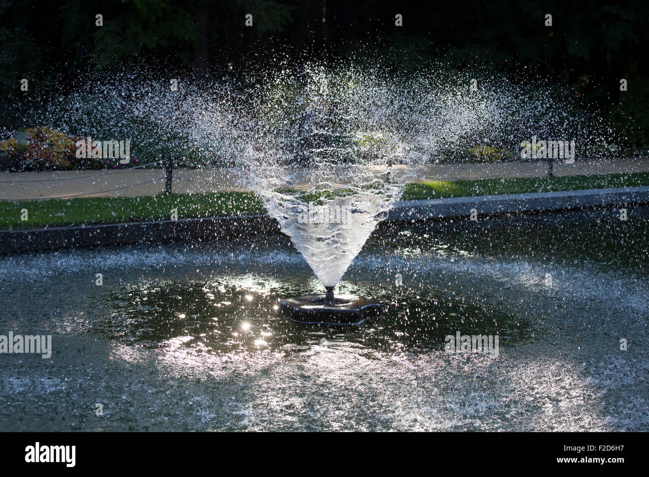 Water fountain garden classical hi-res stock photography and images - Alamy