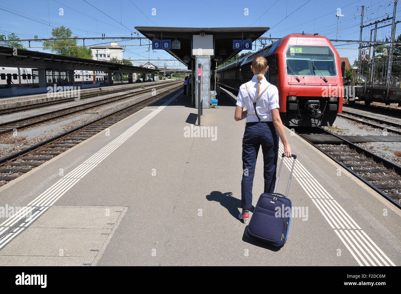 Look the train arrive