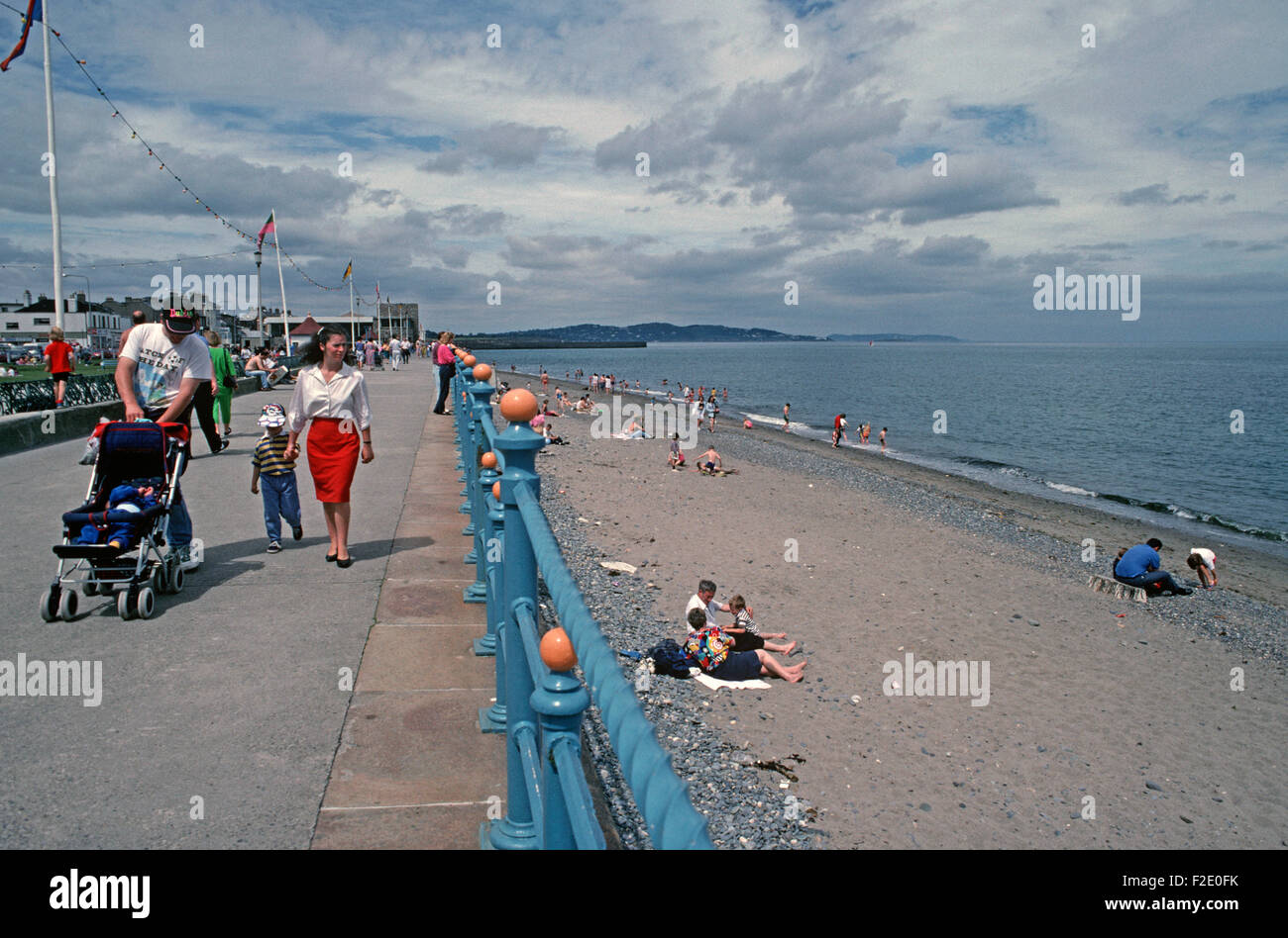 Bray promenade, families at the seaside,  County Wicklow, referred to in James Joyce 'A Portrait of the Artist as a Young Man', Ireland Stock Photo