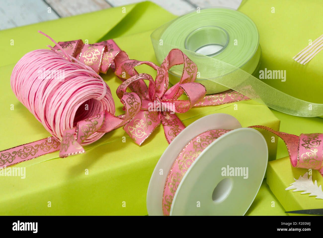Table full of wrapping paper, ribbons and bows to decorate presents