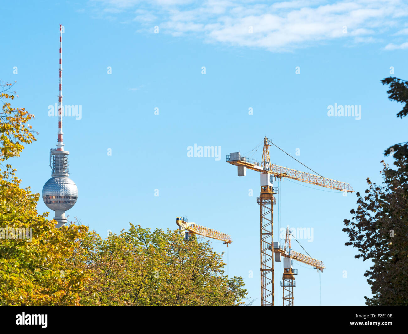 Berliner Fernsehturm mit Baukränen Stock Photo