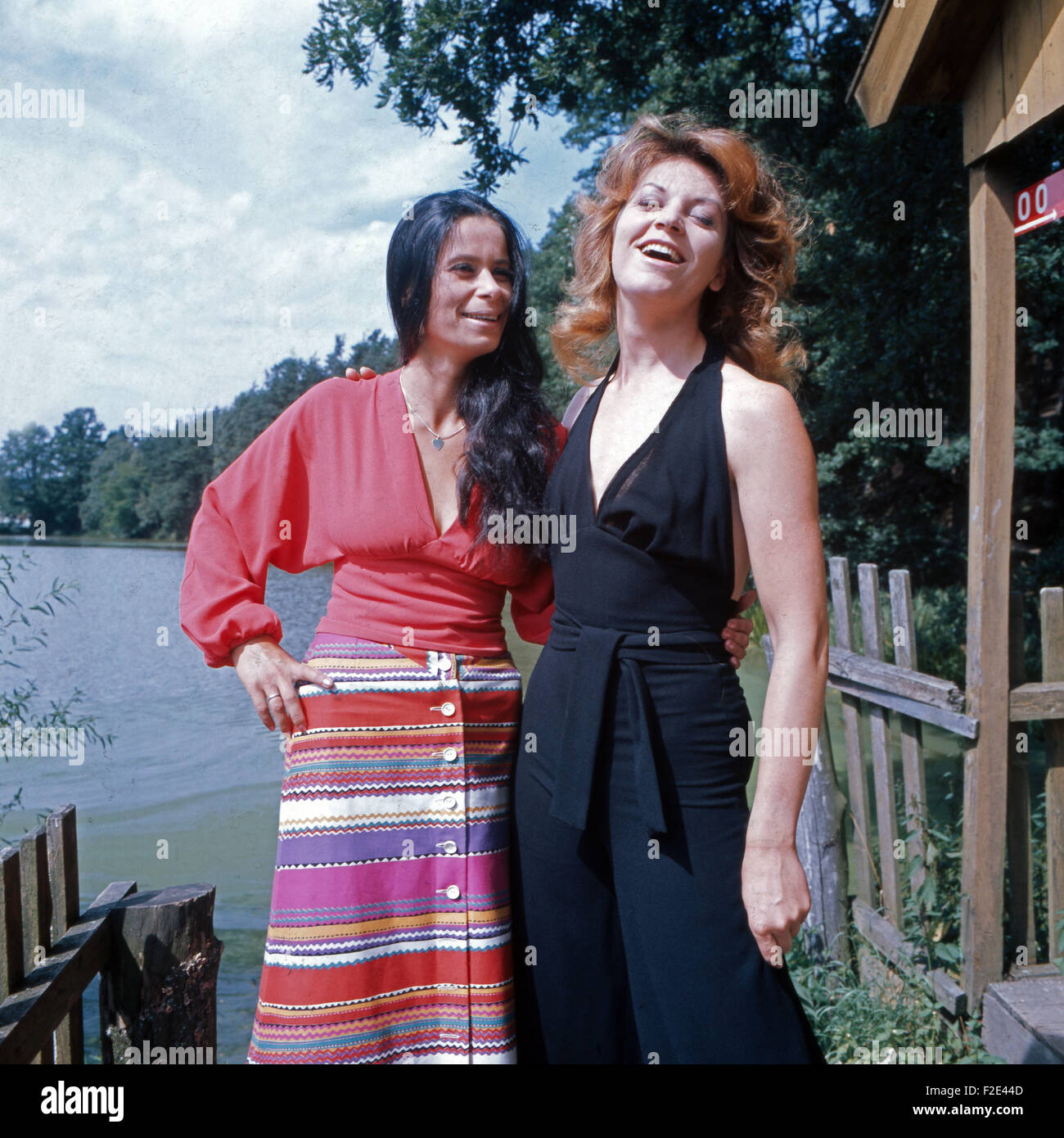Schauspielerinnen Anke Syring (rechts) und Nadia Henkowa bei einem  Modeshooting, Deutschland 1970er Jahre. Actresses Anke Syring (right) and Nadia  Henkowa doing a fashion photo shoot, Germany 1970s. 6x6Dia80 Stock Photo -  Alamy