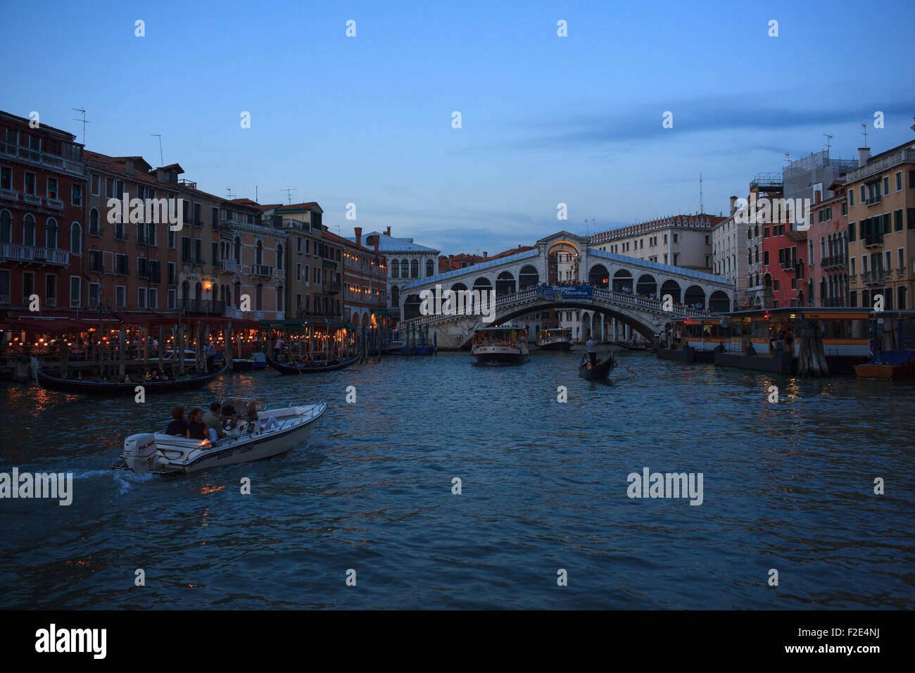View of the Rialto bridge in Venice, Italy Stock Photo - Alamy