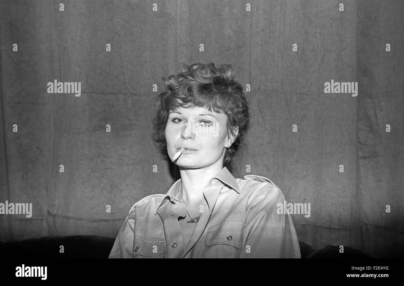 Deutsche Schauspielerin und Synchronsprecherin Evelyn Gressmann bei einer Zigarette, Deutschland 1970er Jahre. German actress and dubbing actress Evelyn Gressmann having a cigarette, Germany 1970s. 24x36Neg720 Stock Photo