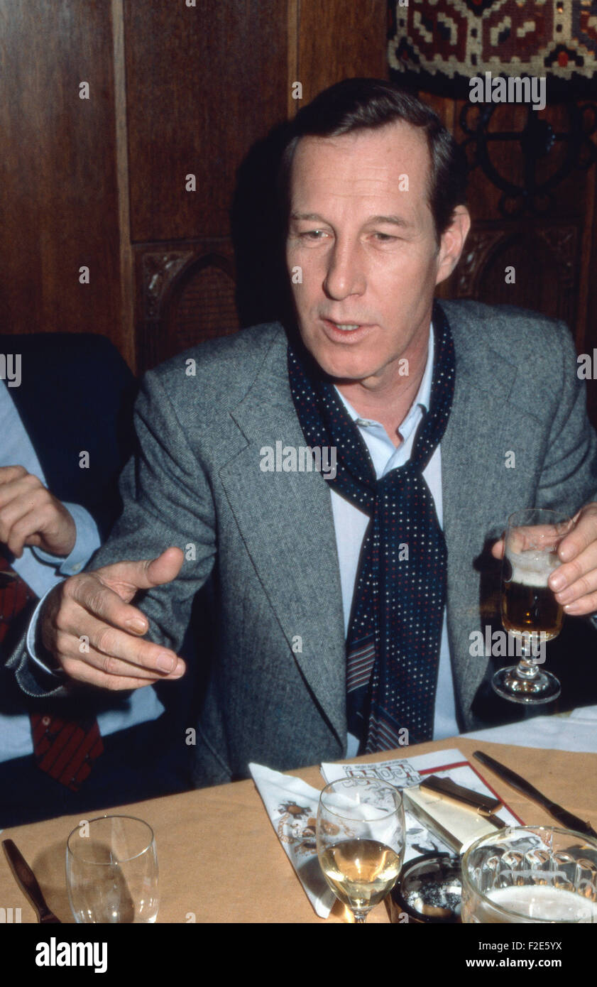 Der deutsche Schauspieler Hansjörg Felmy beim Bier, Deutschland 1980er Jahre. German actor Der deutsche Schauspieler Hansjörg Felmy beim Bier, Deutschland 1980er Jahre. German actor