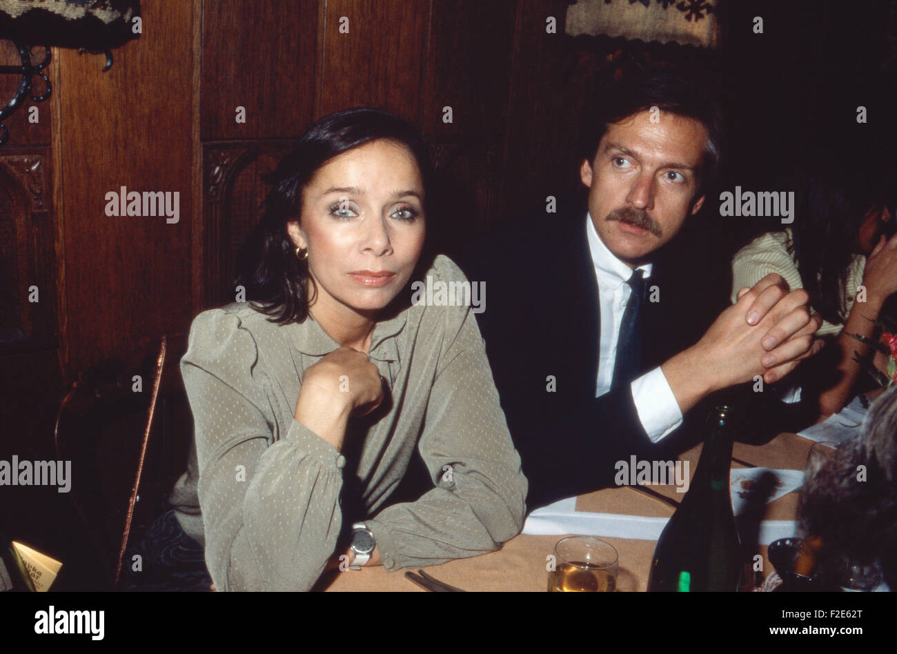 Deutsche Schauspielerin Monika Peitsch mit Ehemann Dr. Sven Hansen HšchstŠdt, Deutschland 1980er Jahre. German actress Monika Peitsch with her husband Dr. Sven Hansen Hoechstaedt, Germany 1980s. 24x36DiaV102 Stock Photo