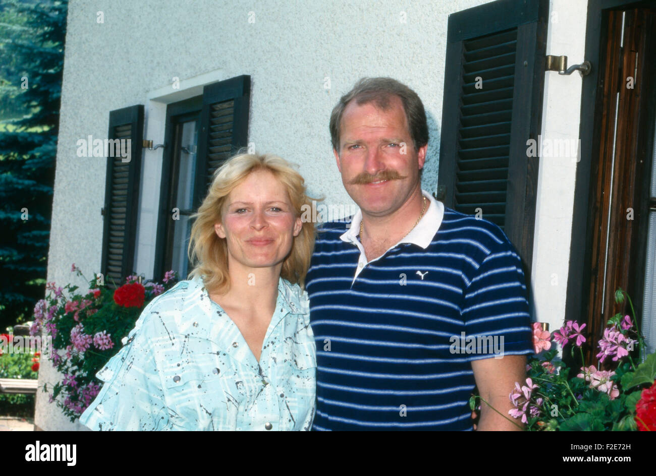 Ehepaar Bernhard Helfrich und Mona Freiberg im Garten, Deutschland