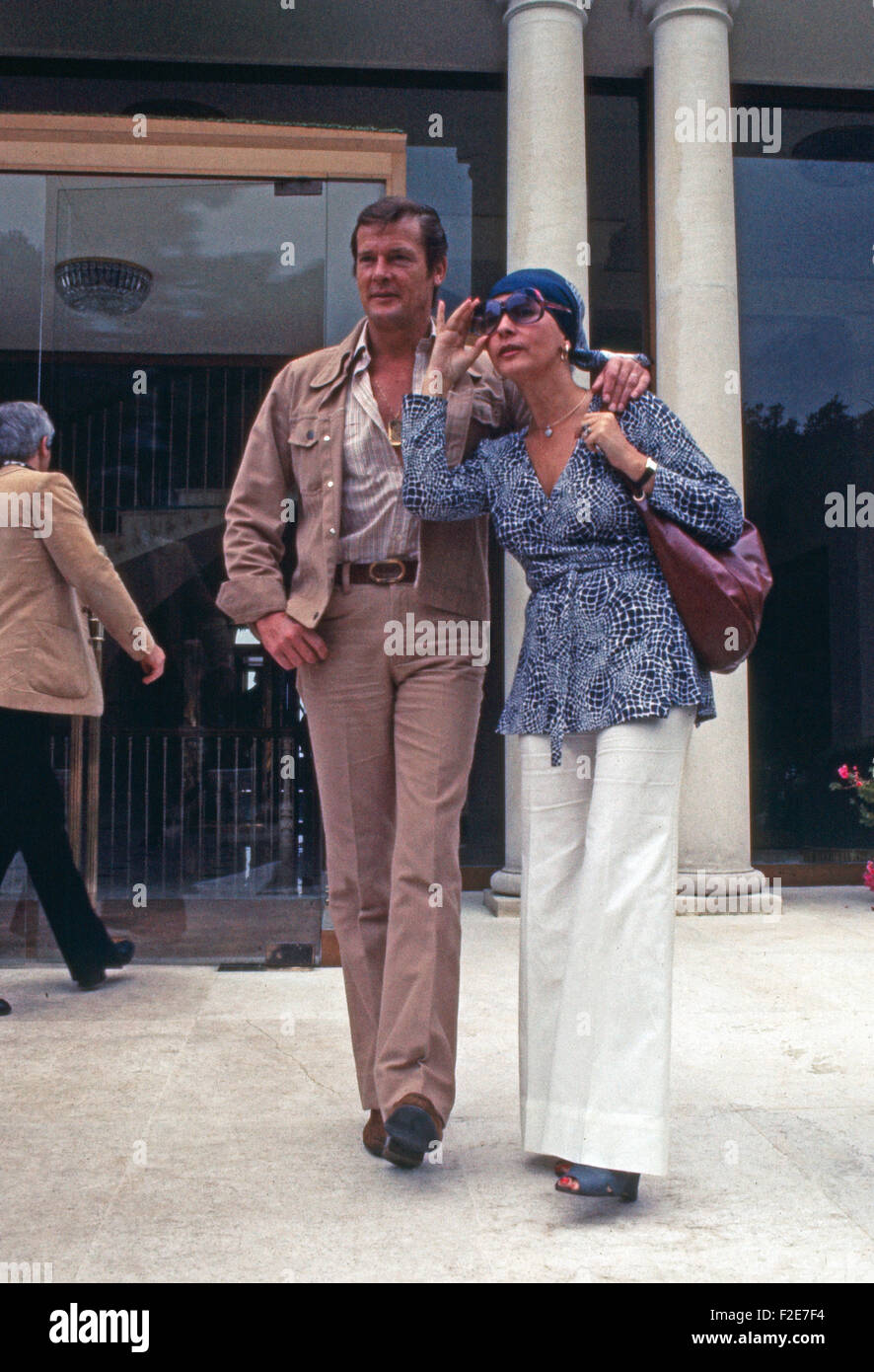 Der britische Schauspieler Roger Moore mit seiner Ehefrau Luise Mattioli, Deutschland 1970er Jahre. British actor Roger Moore with his wife Luisa Mattioli, Germany 1970s. 24x36DiaV4 Stock Photo