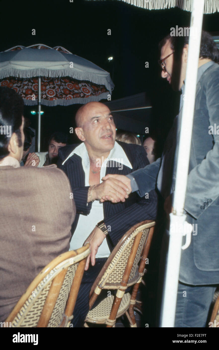 Der amerikanische Schauspieler Telly Savalas bei einer Abendveranstaltung bei den Filmfestspielen in Cannes, Frankreich 1970er Jahre. American actor Telly Savalas at an evening event of Cannes film festival, Germany 1970s. 24x36DiaV5 Stock Photo