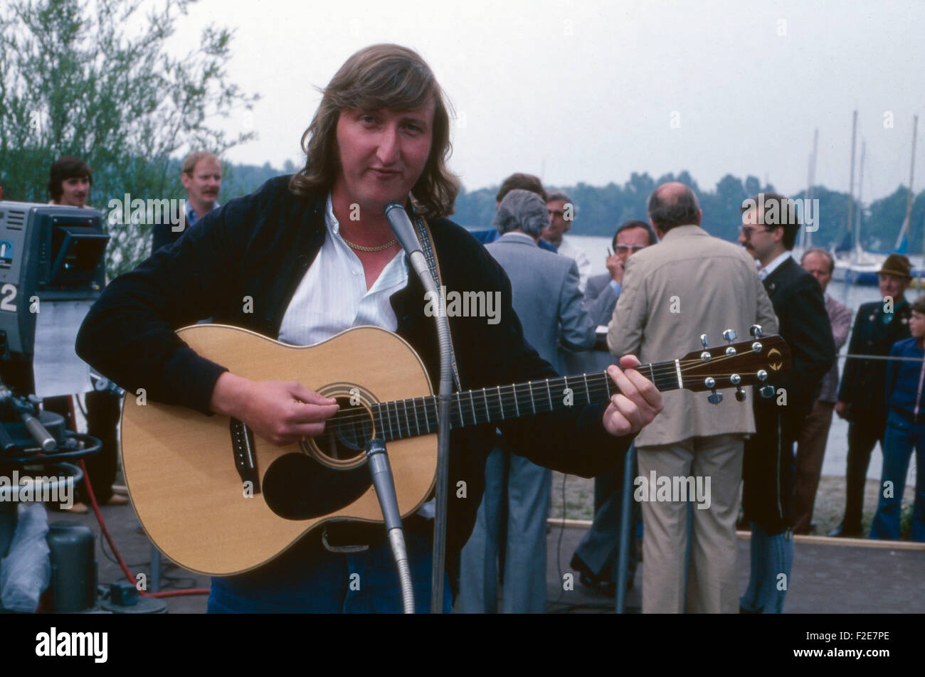 Der deutsche Musiker Mike Krüger, Deutschland 1970er Jahre. German musician Mike Krueger, Germany 1970s. 24x36DiaV12 Stock Photo