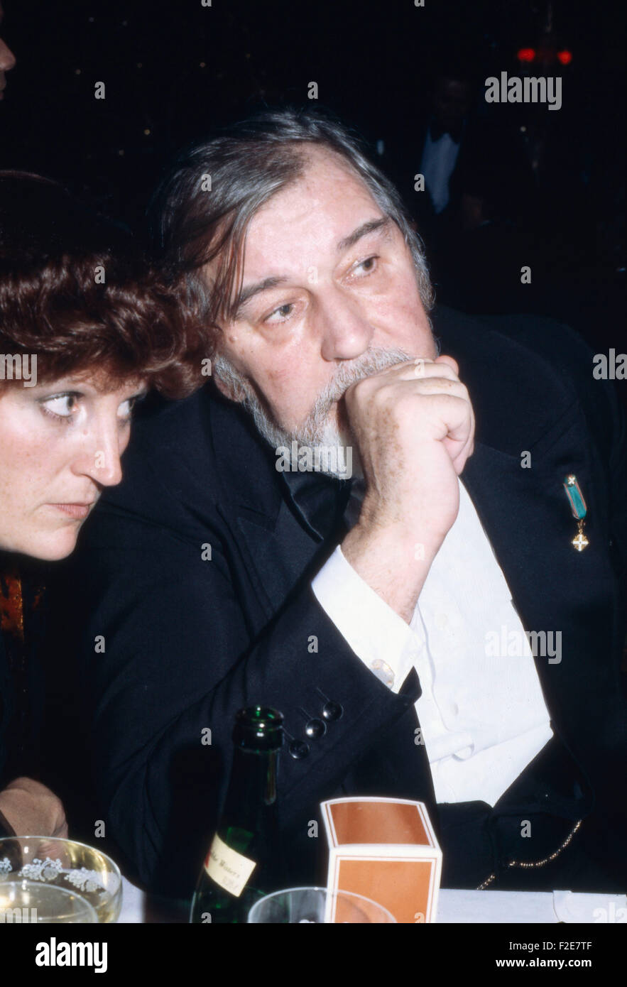 Der Schweizer Regisseur Bernhard Wicki mit seiner Frau Agnes Fink Stock ...