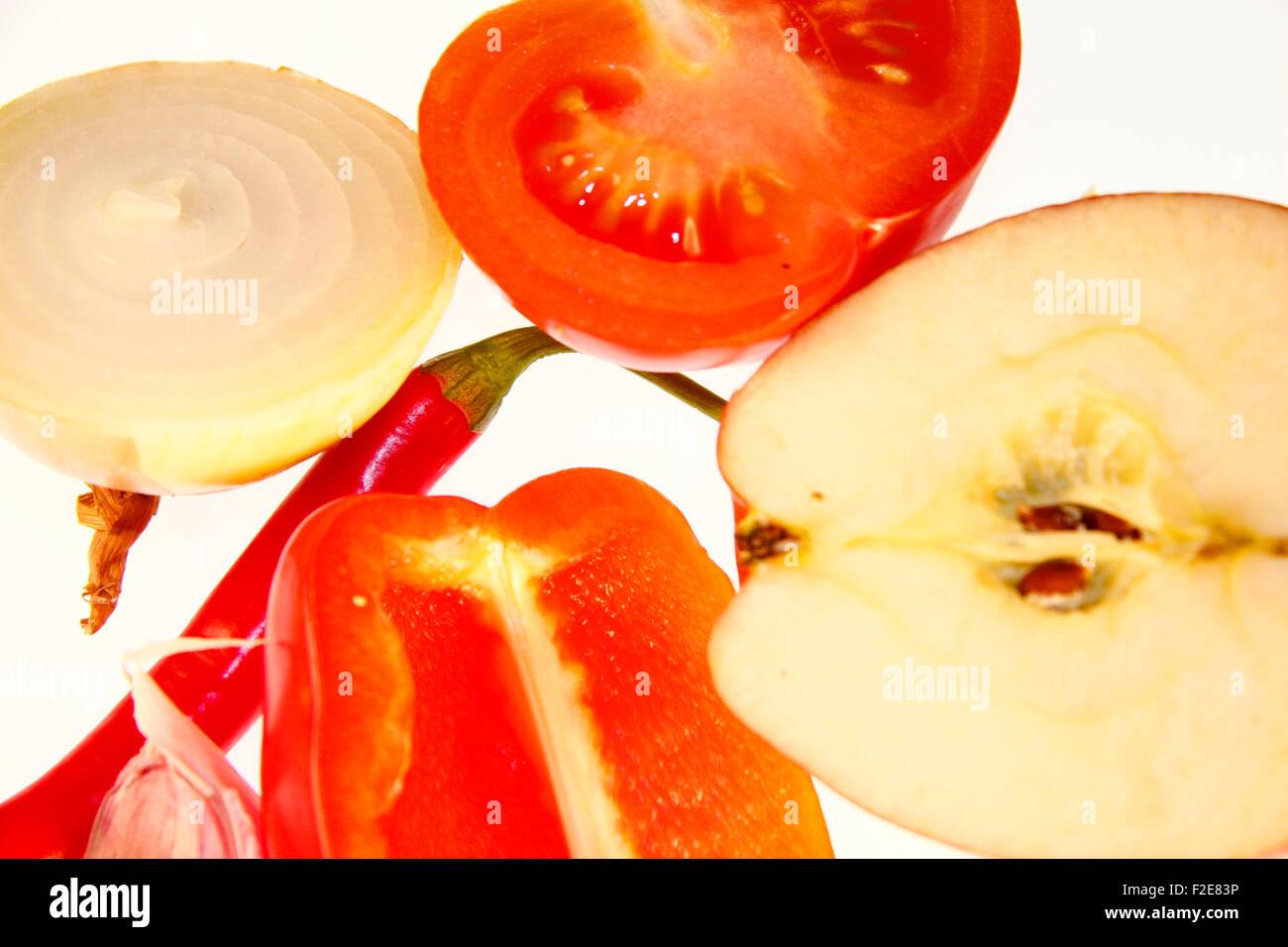 Obst/ Gemuese: rote Chillyschote, Tomaten, Knoblauch, Mandarinen, Zwiebel - Symbolbild Nahrungsmittel . Stock Photo