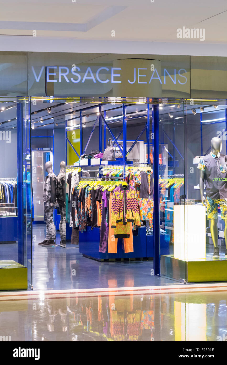 meten zondaar doorgaan Versace Jeans store Stock Photo - Alamy