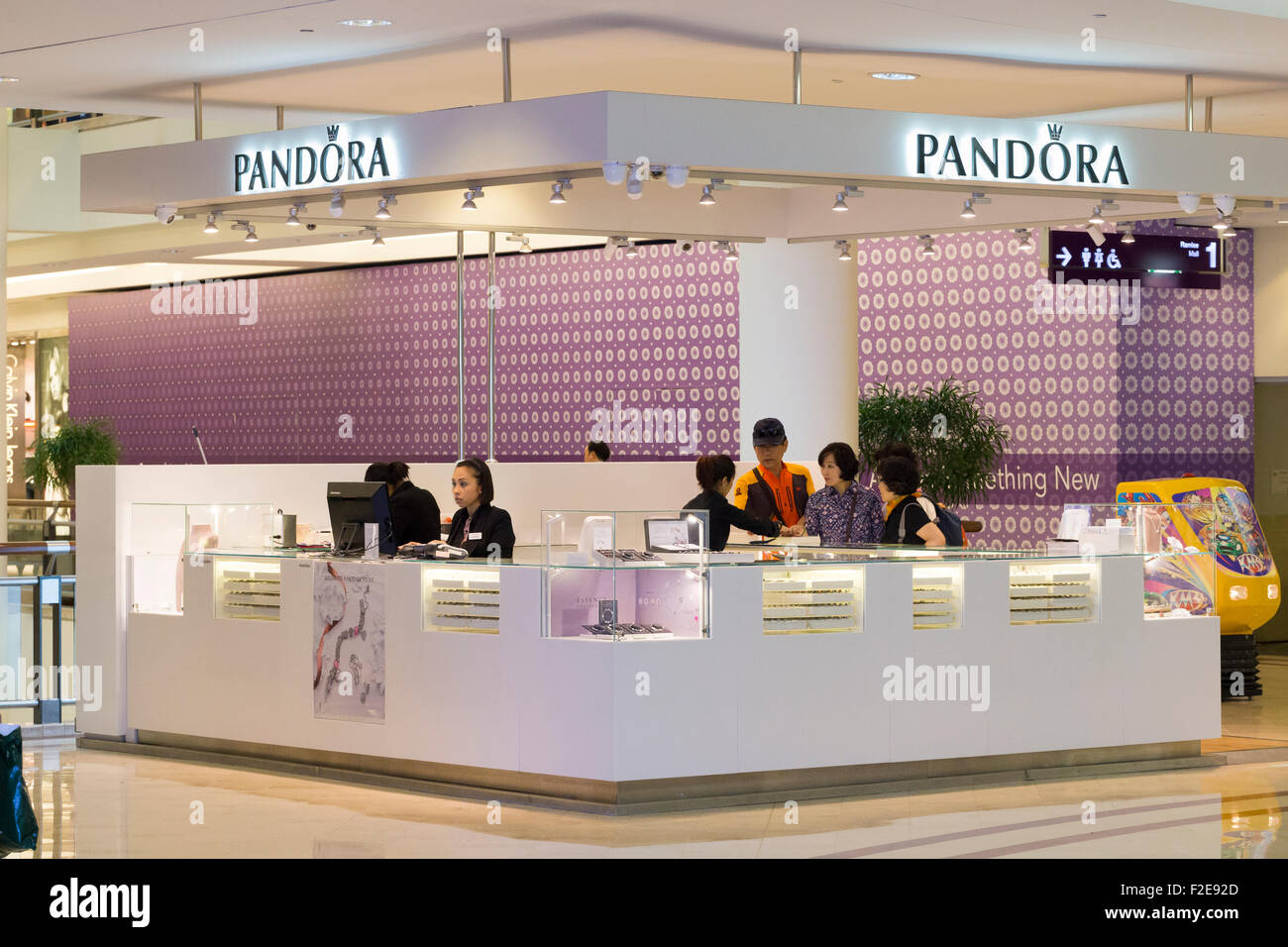 Pandora store hi-res stock photography and images - Alamy