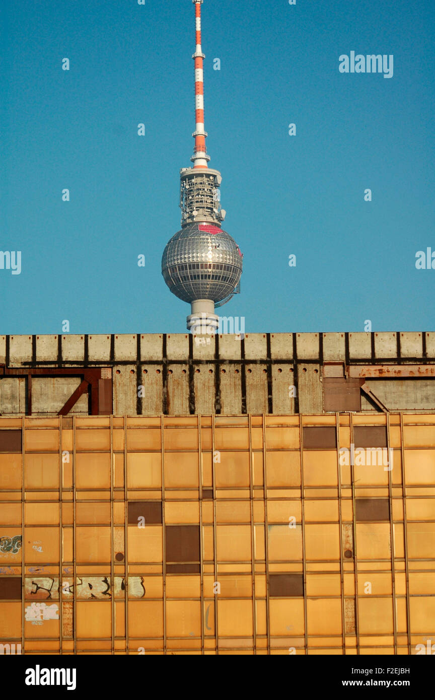 JANUARY 2006 - BERLIN: the 'Palast der Republik' (palace of the Republic), the 'Fernsehturm' (television tower) in the Mitte dis Stock Photo