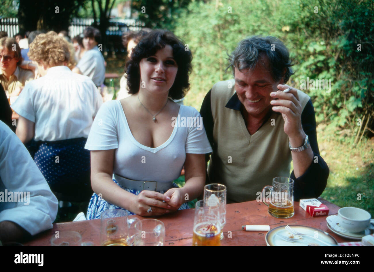 Der deutsche Schauspieler Harald Leipnitz mit Karoline Hasenknopf, Deutschland 1980er Jahre. German actor Harald Leipnitz mit Karoline Hasenknopf, Germany 1980s. 24x36DiaV58 Stock Photo
