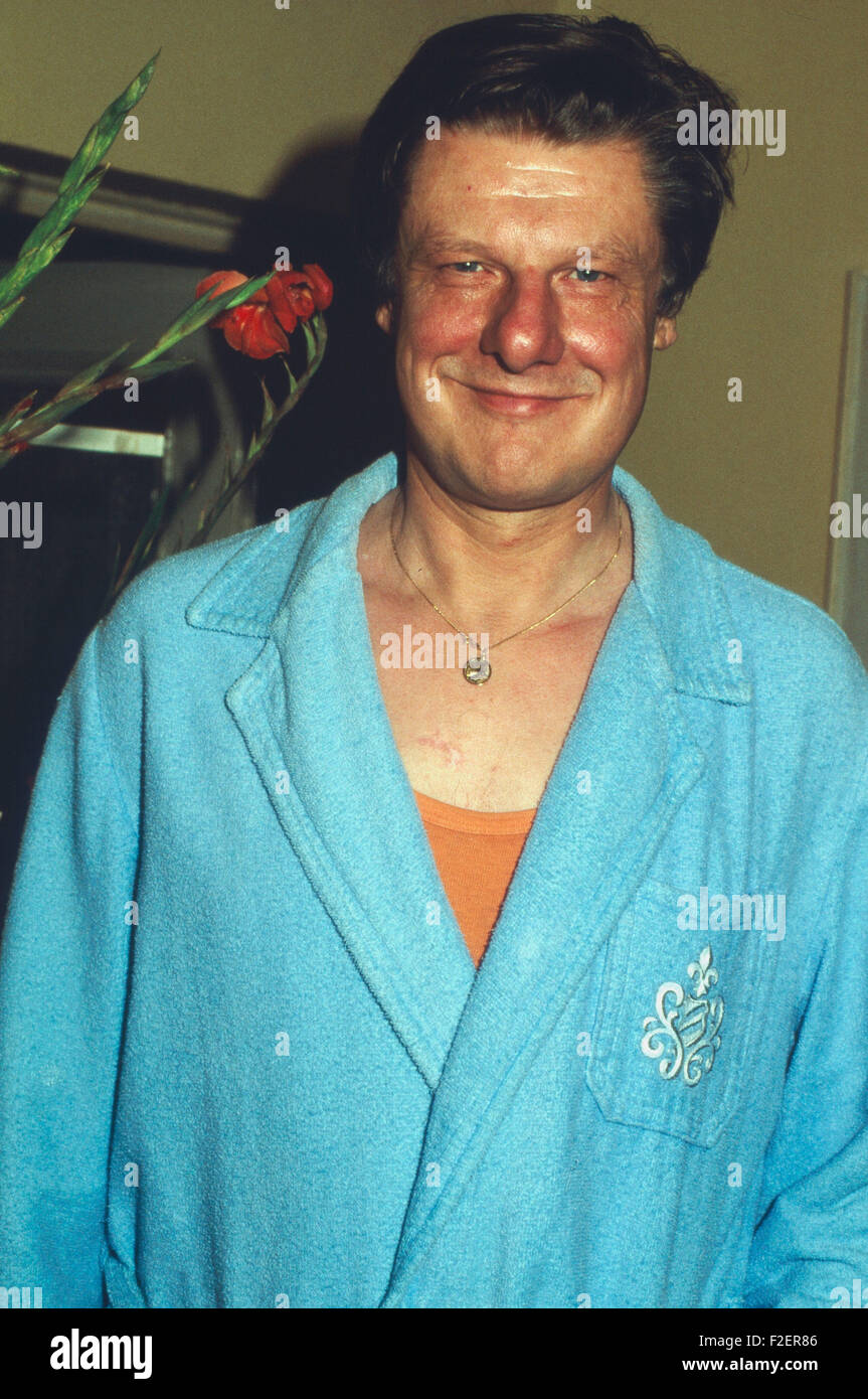 Der deutsche Schauspieler Herbert Bötticher im Bademantel, Deutschland 1980er Jahre. German actor Herbert Boetticher in a bathrobe, Germany 1980s. 24x36Dia165 Stock Photo
