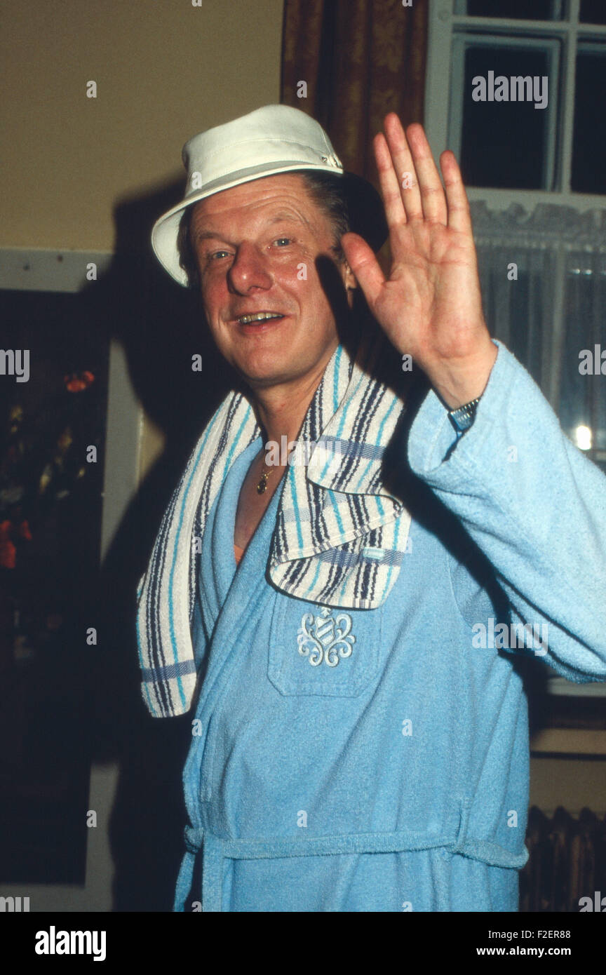 Der deutsche Schauspieler Herbert Bötticher im Bademantel, Deutschland 1980er Jahre. German actor Herbert Boetticher in a bathrobe, Germany 1980s. 24x36Dia165 Stock Photo