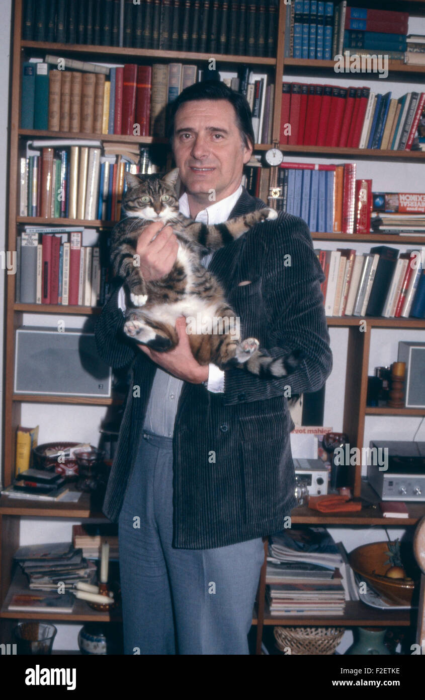 Der deutsche Schauspieler Helmut Fischer mit Katze Rosi, Deutschland 1980er Jahre. German actor Helmut Fischer with his cat Rosi, Germany 1980s. 24x36Dia195 Stock Photo