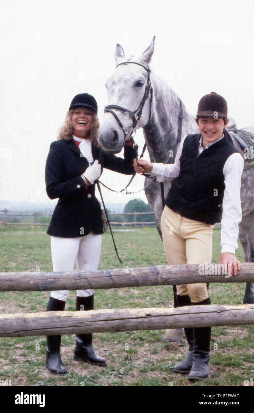 Deutsche Schauspielerin Christiane Rücker bei einer Reitstunde mit Dieter Gutwald und Stute Jasmin, Deutschland 1980er Jahre. German actress Christiane Ruecker gets a lesson in horseriding with mare Jasmin by trainer Dieter Gutwald, Germany 1980s. 24x36Dia202 Stock Photo