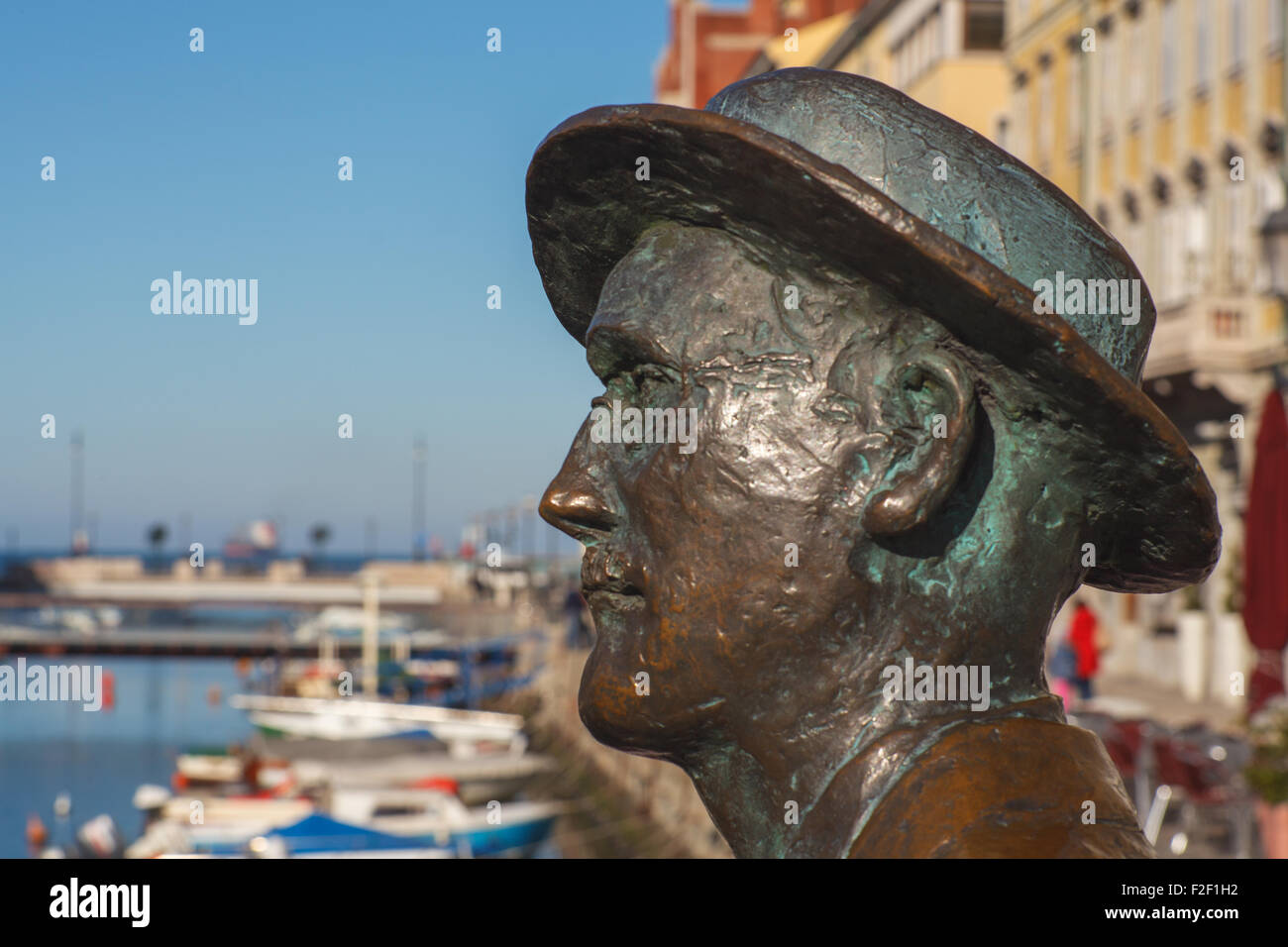 James joyce statue hi-res stock photography and images - Alamy