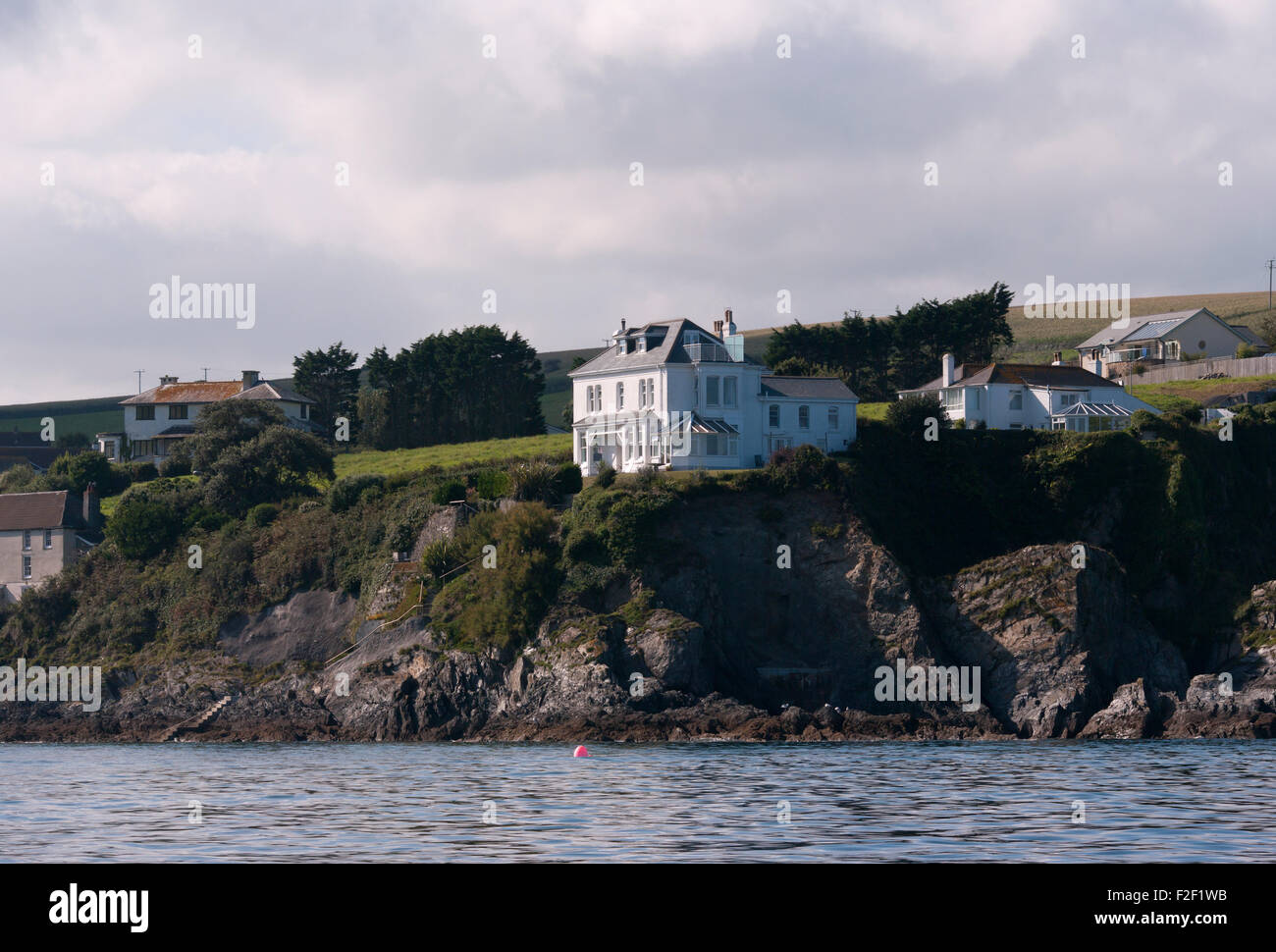 Clifftop Houses On The Rugged Cornish Coastline West Of Megavissey Cornwall England UK Stock Photo