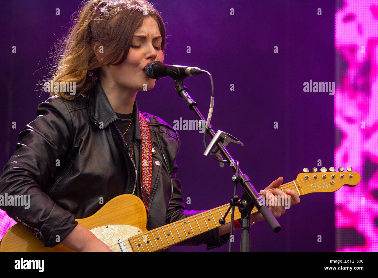 Stina Marie Claire Tweeddale of Honeyblood at Victorious Festival 2015, singing. Stock Photo