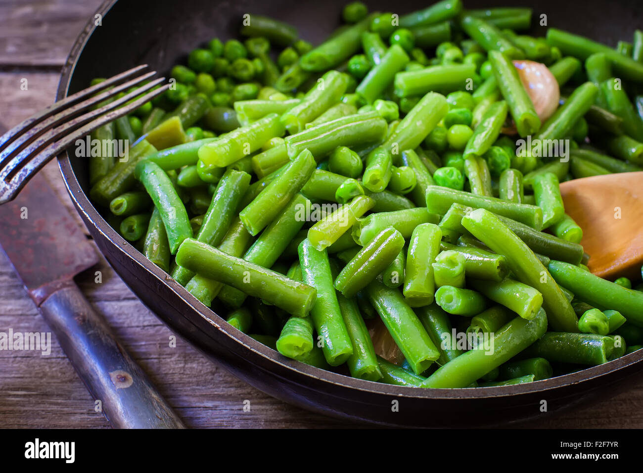 cooking fresh green beans on frying pan Stock Photo Alamy