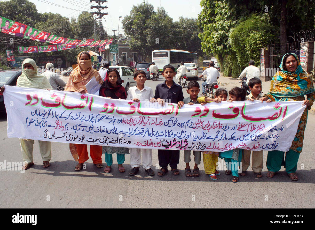 Pakistan. 17th September, 2015. Residents of District Bahawalnagar chant slogans against high handedness of their police officials during protest demonstration at Lahore press club on Thursday, September 17, 2015. Credit:  Asianet-Pakistan/Alamy Live News Stock Photo