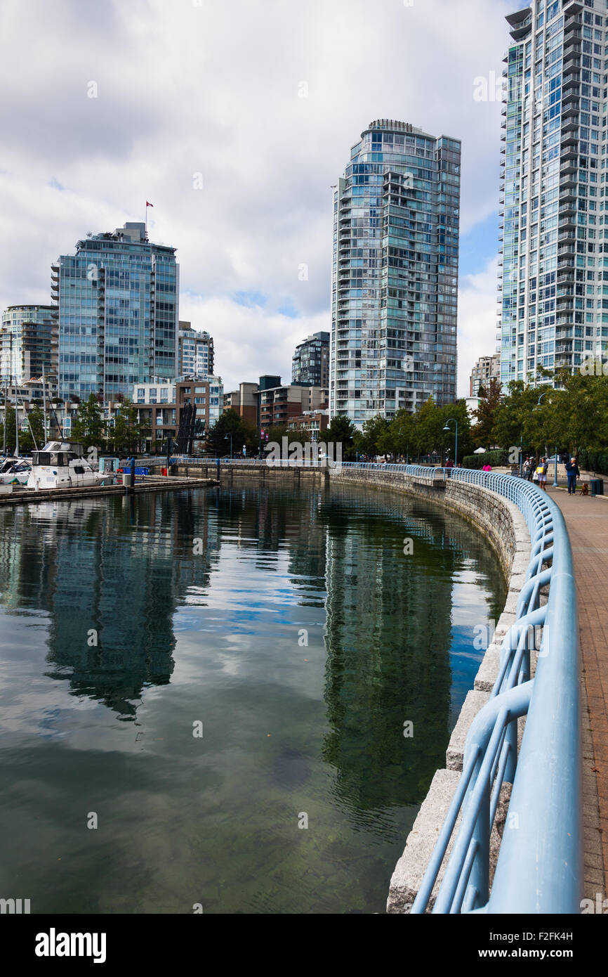 Waterfront walkway along False Creek in the Yaletown district of Vancouver, Canada Stock Photo