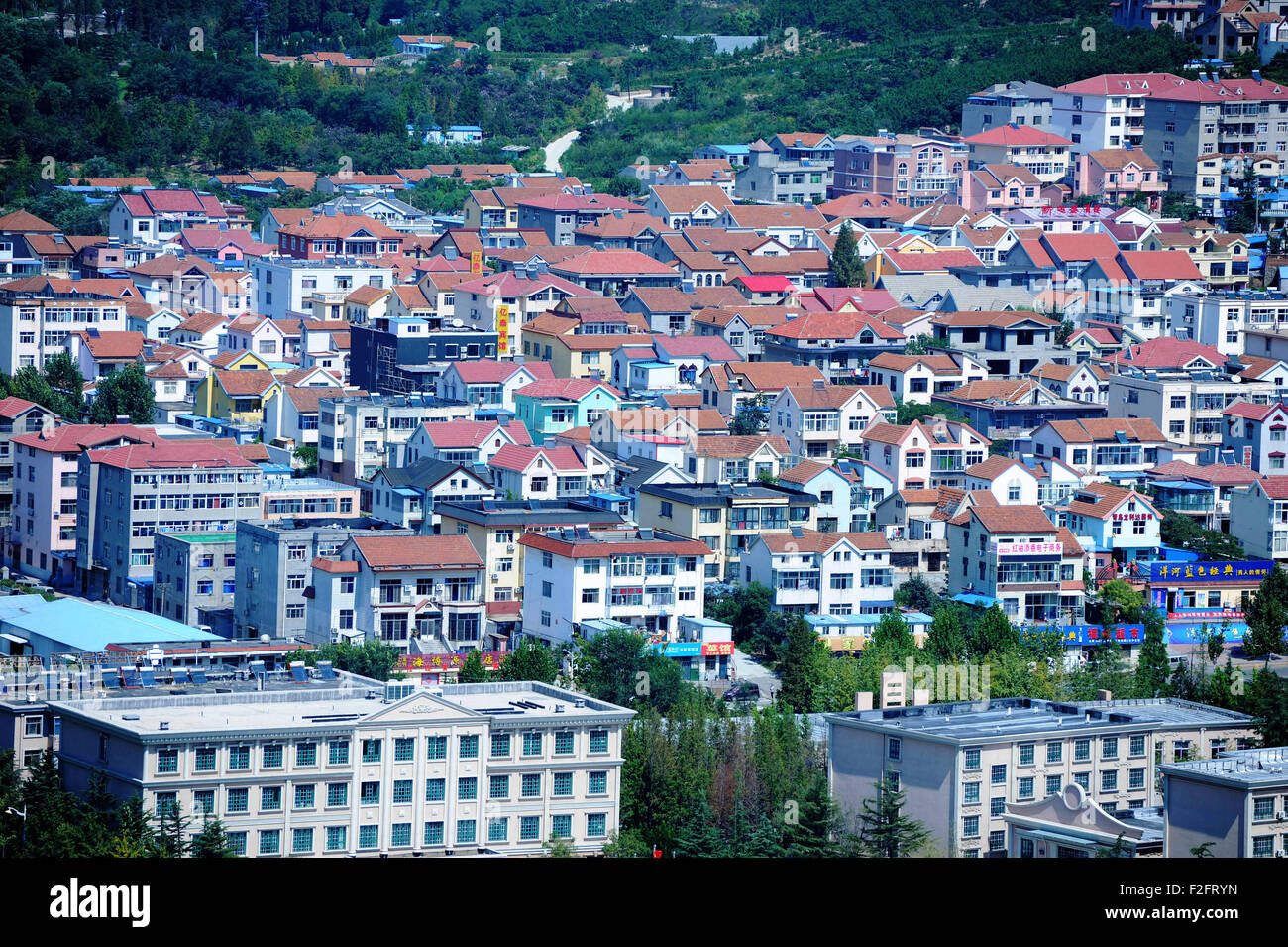 Qingdao. 18th Sep, 2015. Photo taken on Sept. 18, 2015 shows a residential zone in Qingdao, east China's Shandong Province. China's housing market continued recovering from a prolonged downturn in July, with new home prices marking a year-on-year rise for the first time since last September thanks to better market confidence and lower interest rates. © Yu Fangping/Xinhua/Alamy Live News Stock Photo