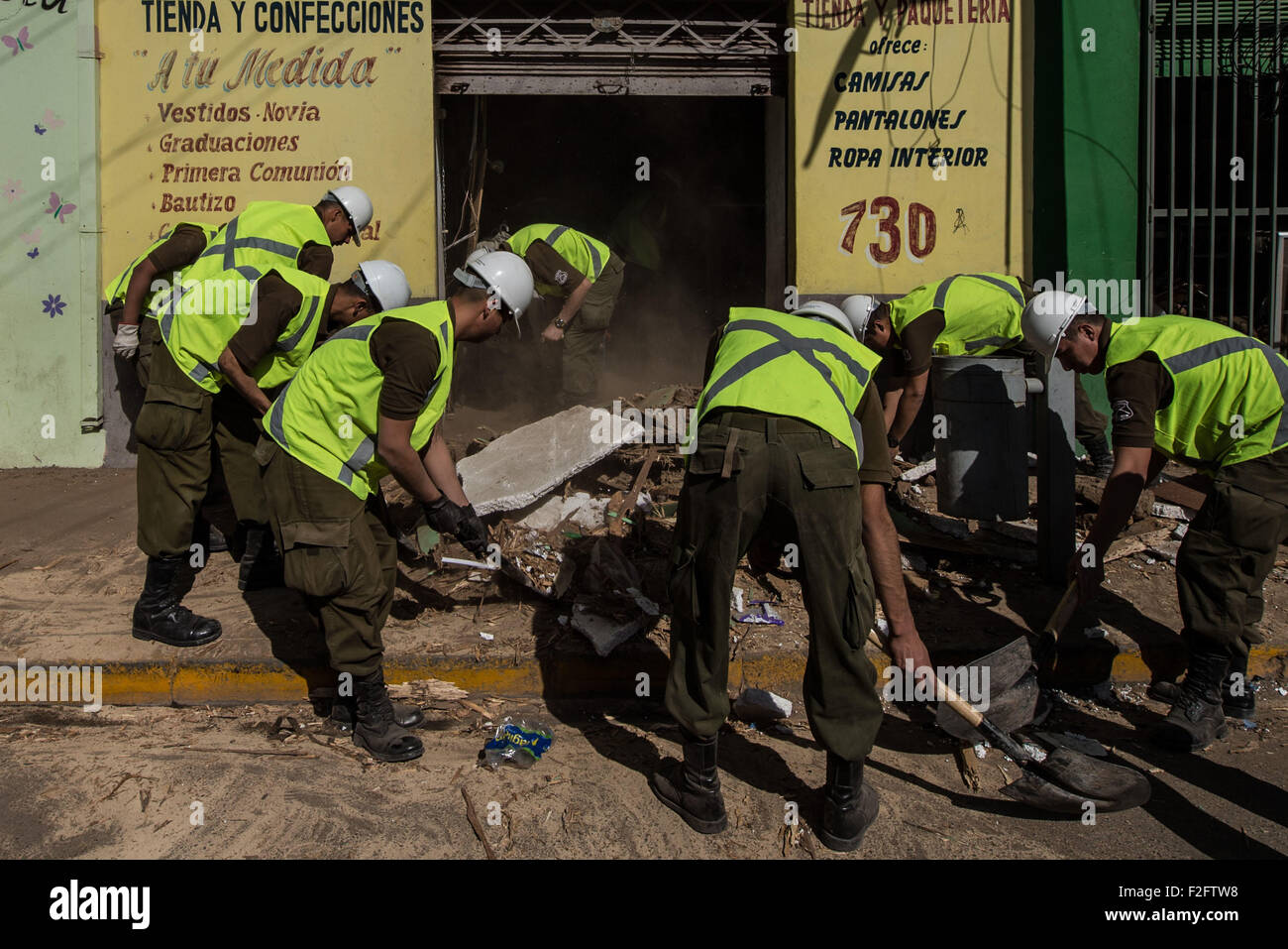 Illapel, Chile. 17th Sep, 2015. Police officers remove debris after an earthquake in the city of Illapel, Coquimbo Region, north of Chile, on Sept. 17, 2015. Chilean President Michelle Bachelet on Thursday declared a state of emergency for the coastal region of Coquimbo which bore the brunt of the 8.4-magnitude earthquake on Wednesday night. Credit:  Jorge Villegas/Xinhua/Alamy Live News Stock Photo