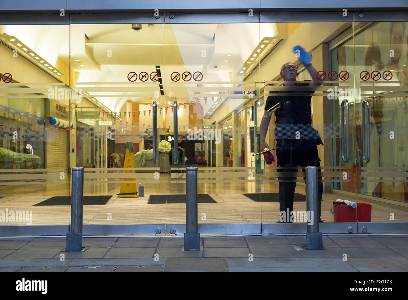 Cleaning up shop window hi-res stock photography and images - Page ...