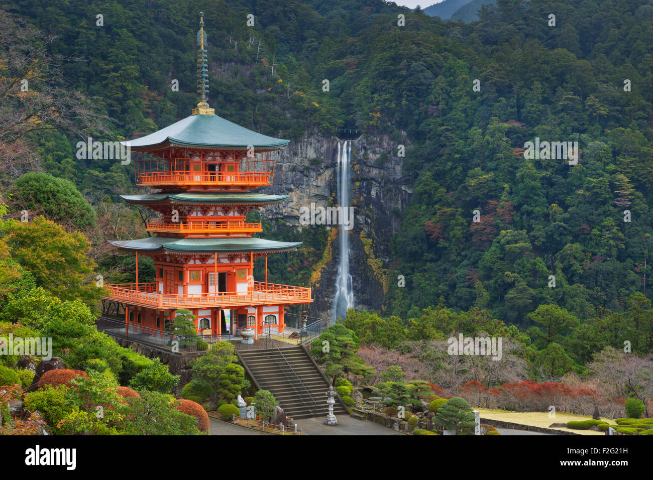 Three-story pagoda with the Nachi Falls (Nachi-no-taki, 那智の滝) in the background. Wakayama Prefecture, Japan. Stock Photo