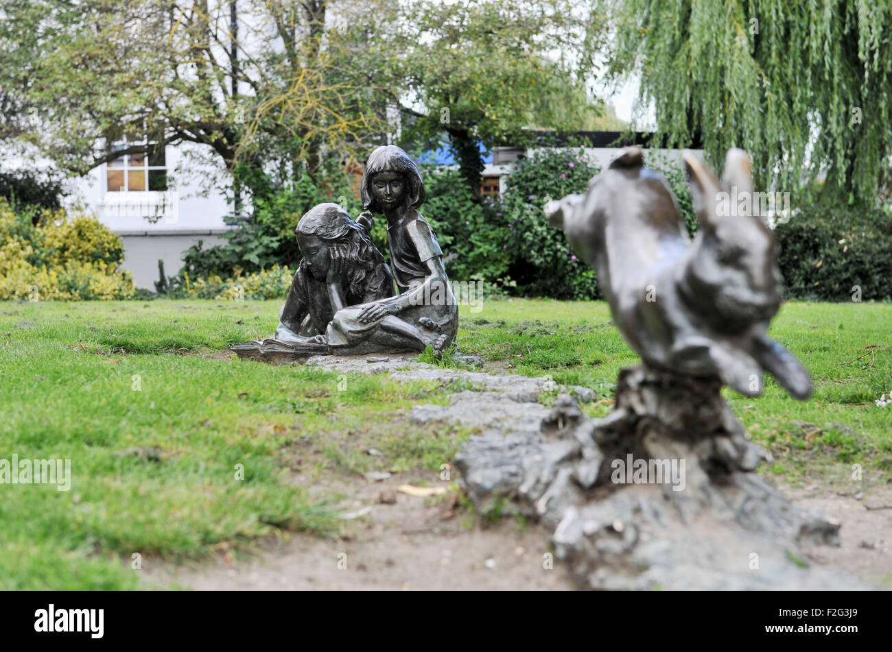 Guildford UK - Alice and The White Rabbit sculpture statue by River Wey made by by Edwin Russell, a local sculptor, in 1984 Stock Photo